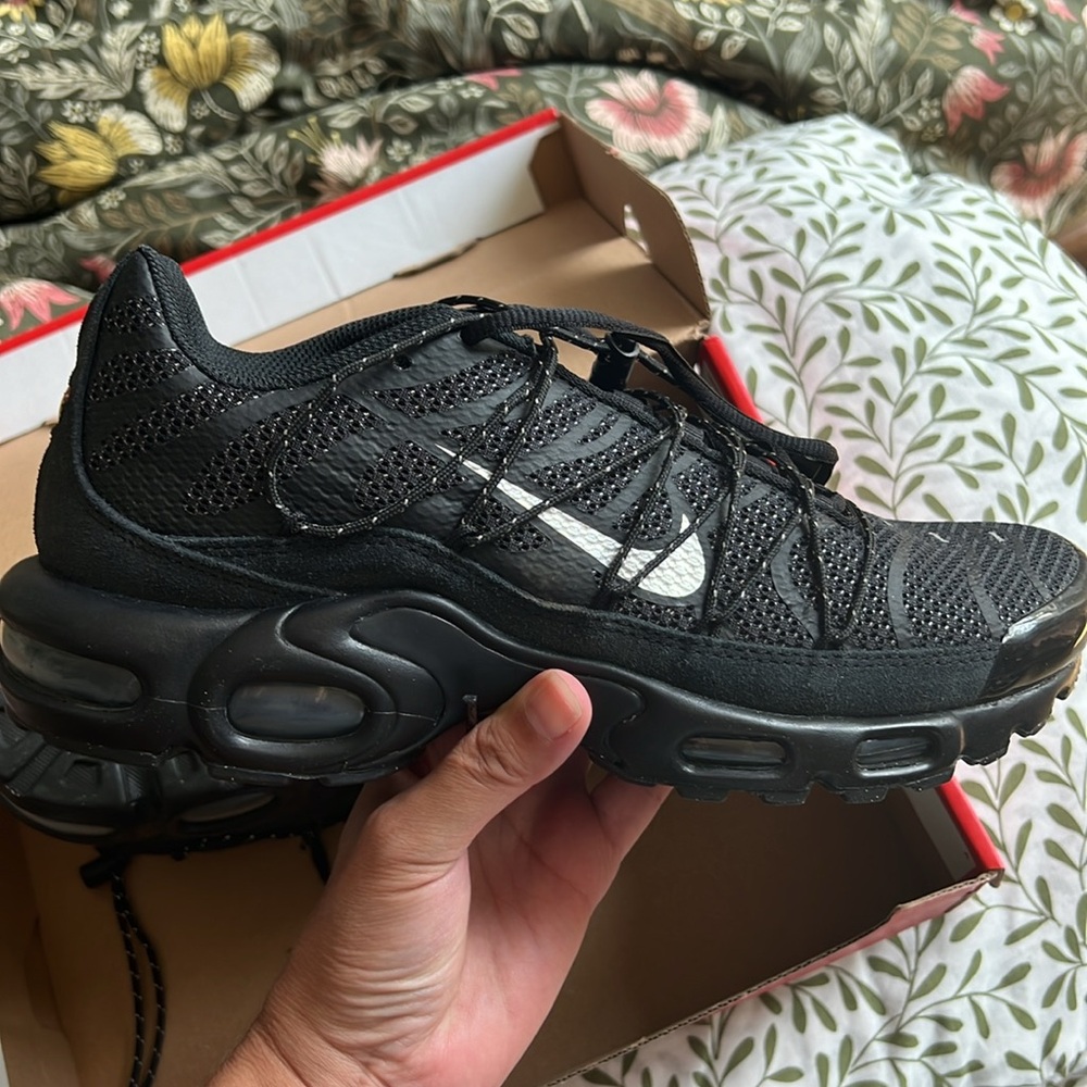 Nike new air sneakers black.